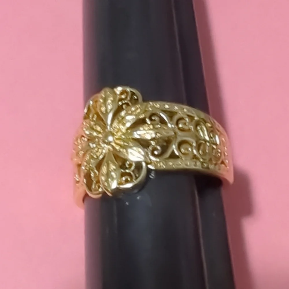 NWT Gold Ring Hollow Floral Pattern Size 7.5 Perfect for Everyday